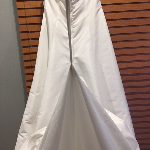 New With Tags Wedding Dress - Picture 7 of 8